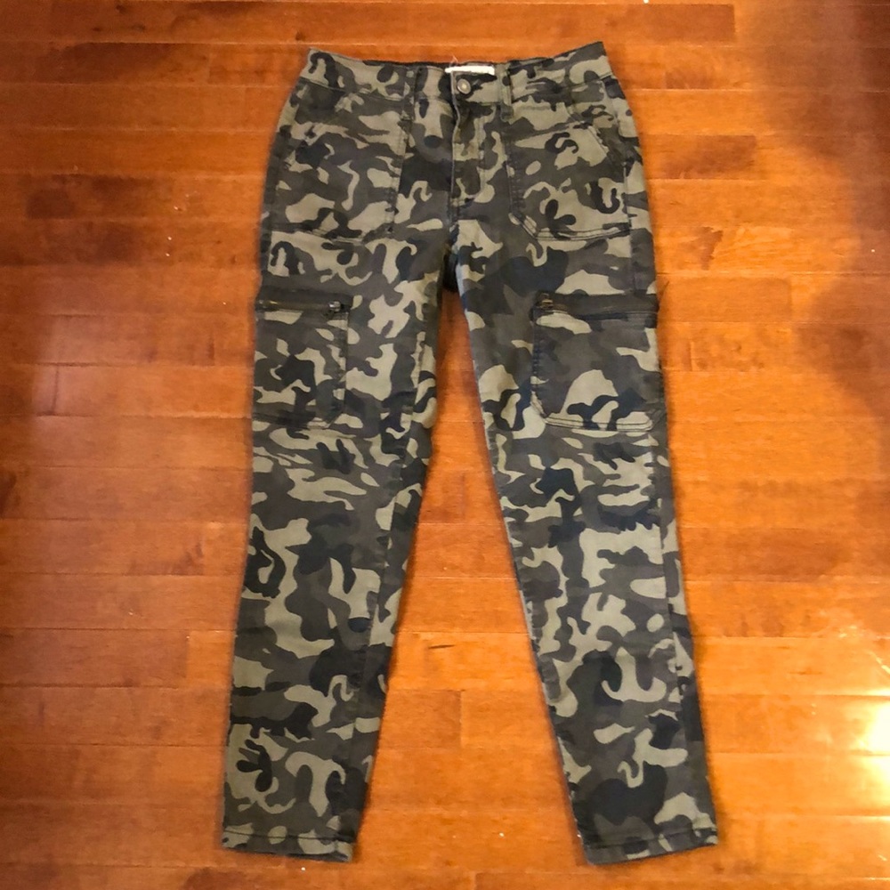 Nature stretchy cargo-camouflage pants with front, back & thigh pockets.